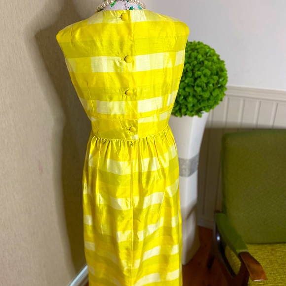 Stunning silk dress, best fit a size 8 to 10. - Picture 8 of 9